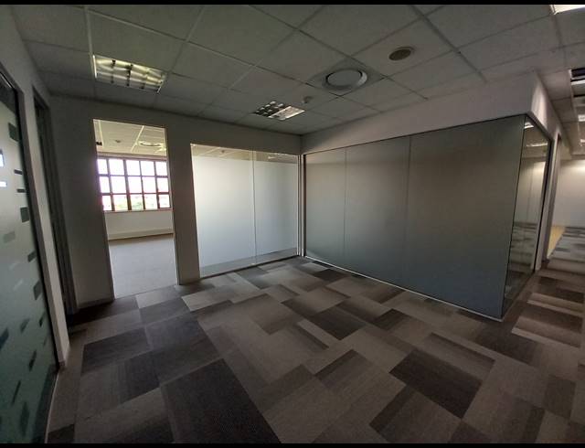 1,090M² OFFICE TO LET IN BRYANSTON